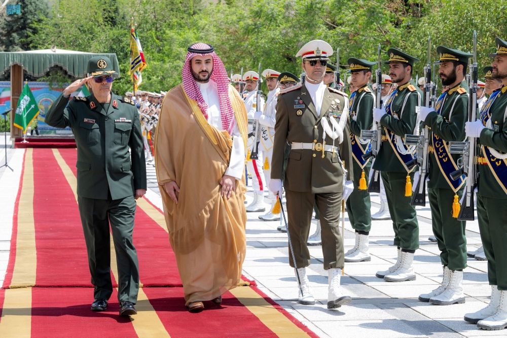 وزير الدفاع يبحث التطورات الإقليمية مع رئيس الأركان الإيراني