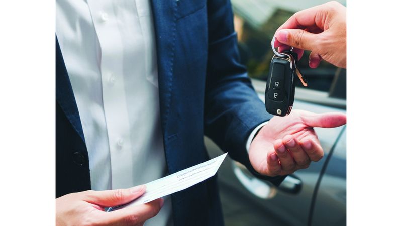الامارات | شرطة دبي تُلقي القبض على عصابة احتيال تشتري سيارات بشيكات مزورة