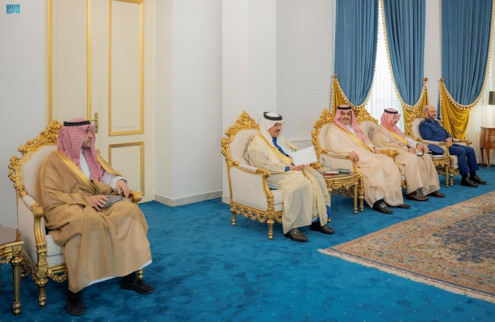 وزير الدفاع يبحث مستجدات الأحداث مع أمين مجلس الأمن القومي الإيراني