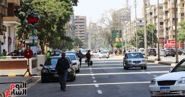 النشرة المرورية.. كثافات متوسطة للسيارات بمحاور القاهرة والجيزة