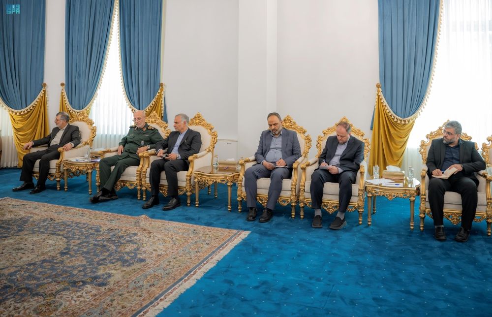 وزير الدفاع يبحث مستجدات الأحداث مع أمين مجلس الأمن القومي الإيراني