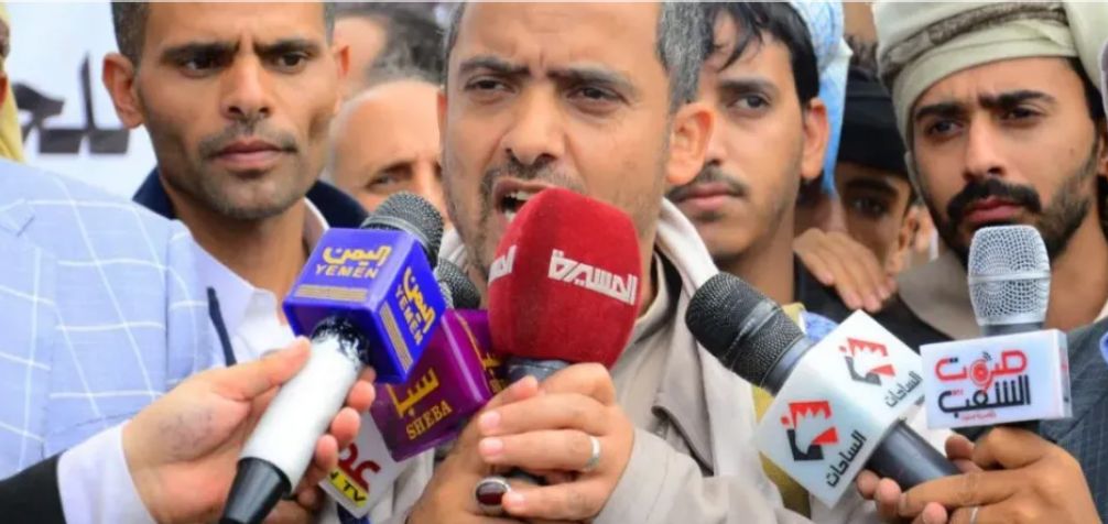 عقب استهدافه بغارة جوية ومصرع عدد من القيادات...مليشيا الحوثي تفرض طوقًا أمنيًا على منزل تاجر أسلحة بصنعاء