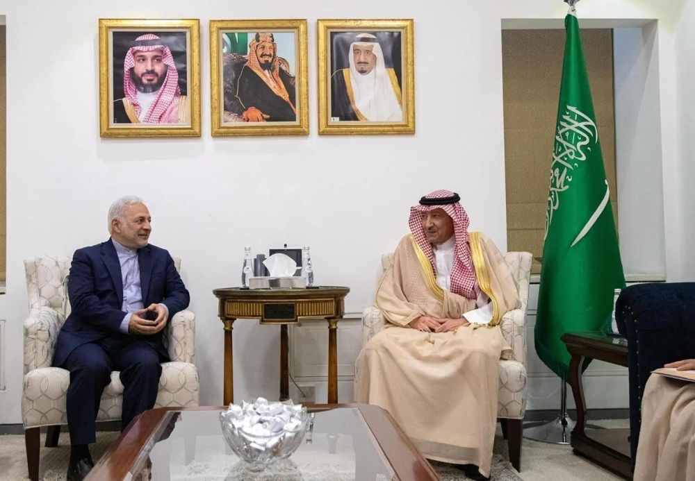 الخريجي يبحث العلاقات الثنائية مع وكيل الخارجية الإيرانية
