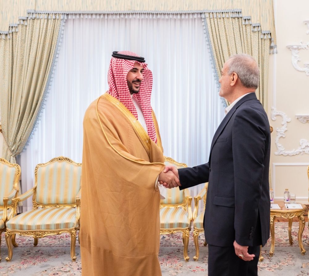 بتوجيه القيادة.. وزير الدفاع يبحث تعزيز العلاقات مع الرئيس الإيراني