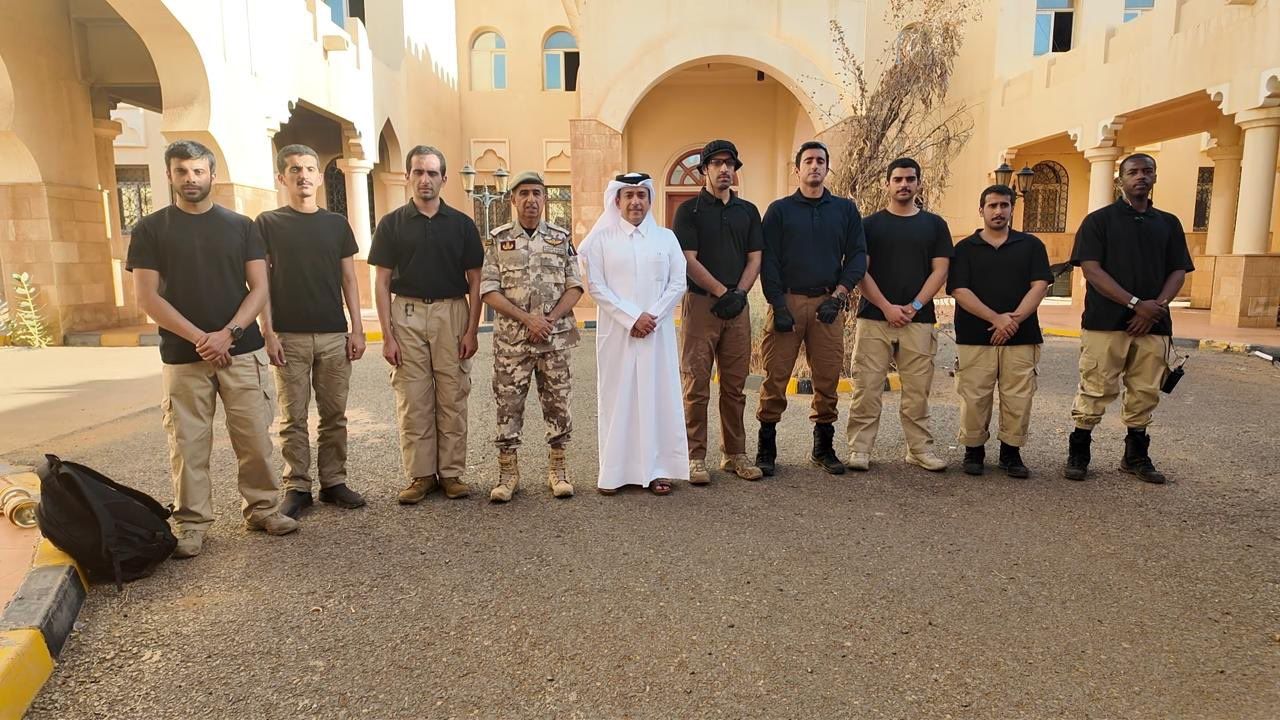 سفير قطر في السودان يرفع علم بلاده في مقر السفارة بالخرطوم تمهيدا لاستئناف عملها