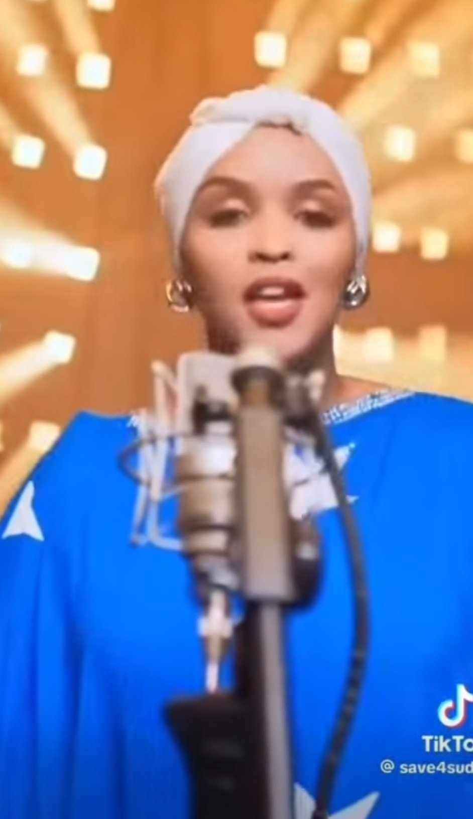 شاهد بالصورة والفيديو.. فتاة “صومالية” تشعل ثورة من الغضب على مواقع التواصل بالسودان بعد تعديلها كلمات أغنية (خطواتها وهي بتعدي) ونسبها لوطنها