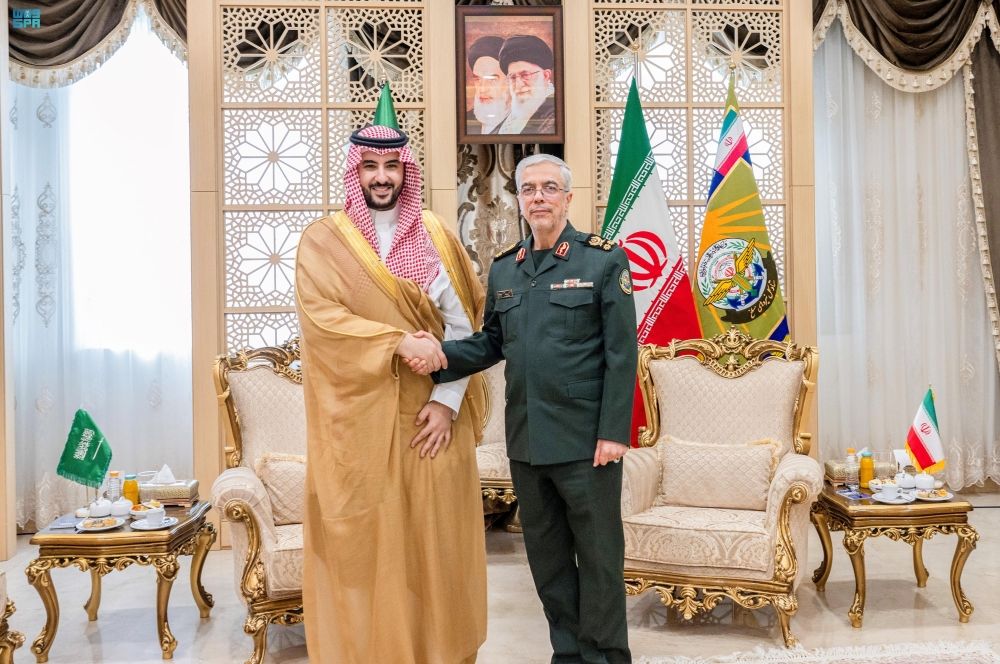 وزير الدفاع يبحث التطورات الإقليمية مع رئيس الأركان الإيراني