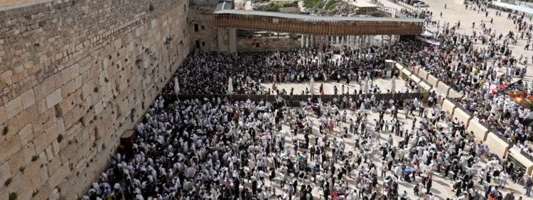 "وفا": آلاف المستوطنين اقتحموا باحات المسجد الأقصى في خامس أيام "عيد الفصح اليهودي"