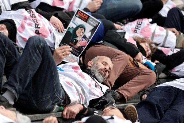 "أ ف ب": مئات المتظاهرين في فرنسا احتجاجا على مقتل صحافيين في غزة