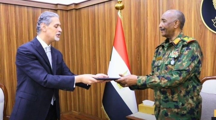 البرهان تسلم دعوة خطية من السيسي لزيارة مصر