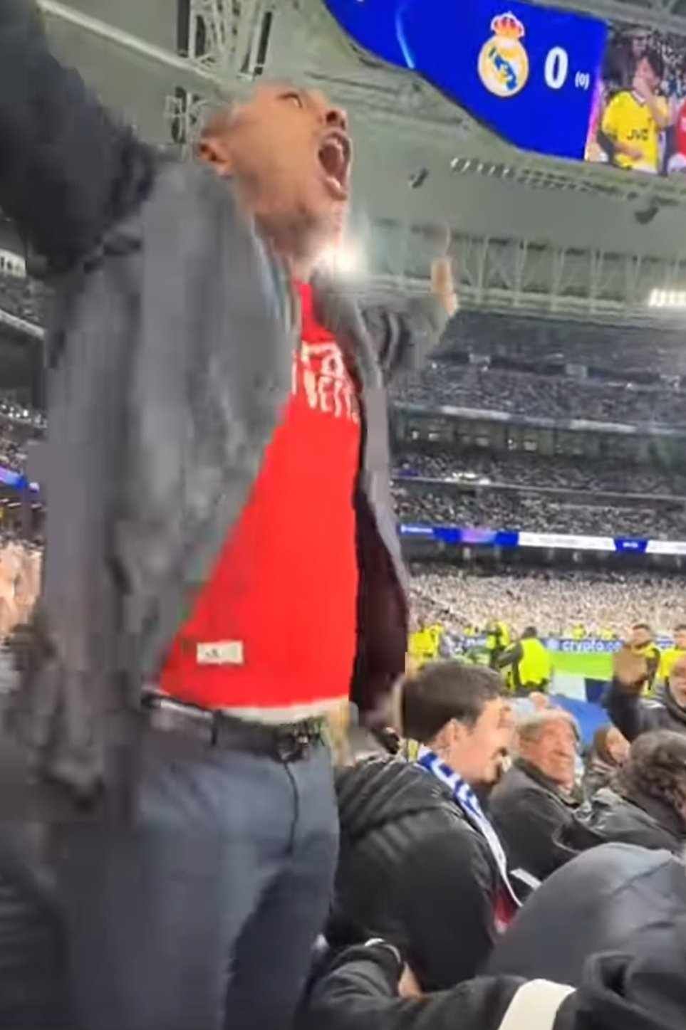 شاهد بالصورة والفيديو.. مشجع سوداني يستفز جمهور ريال مدريد داخل ملعبهم بعد الهزيمة أمام أرسنال وساخرون: (لو في استاد الهلال أو المريخ كان جدعوه بالحيطة)