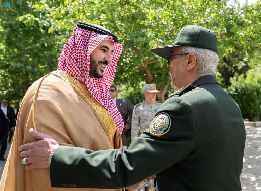 وزير الدفاع يبحث التطورات الإقليمية مع رئيس الأركان الإيراني