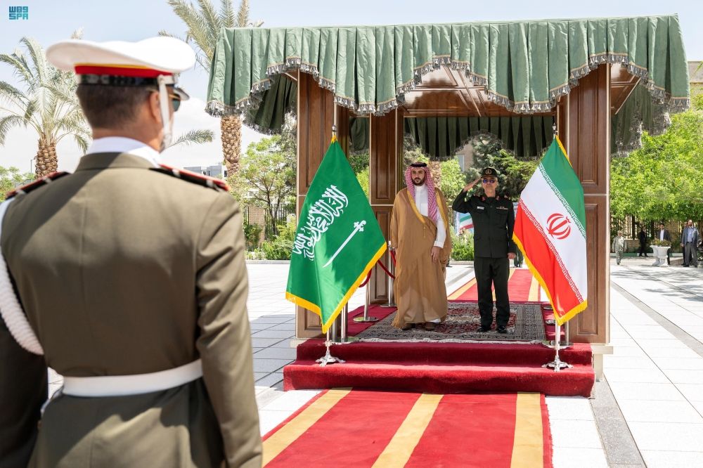 وزير الدفاع يبحث التطورات الإقليمية مع رئيس الأركان الإيراني