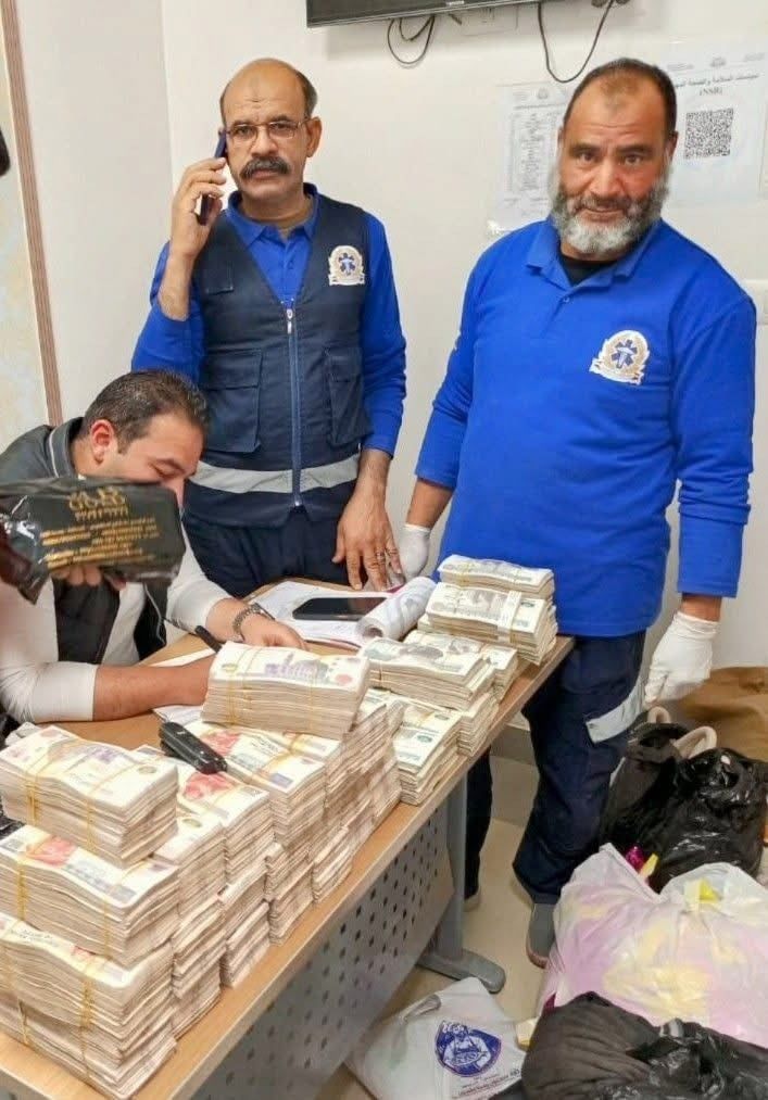 مسعفان بالمنيا يردان أموالا وذهبا لمصابين فى حادث تصادم بـ6 ملايين جنيه