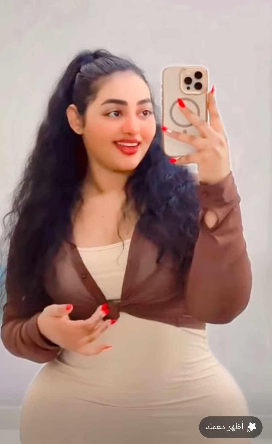 شاهد بالصورة والفيديو.. نجمة السوشيال ميديا السودانية الحسناء هديل إسماعيل تستعرض جمالها بأزياء ضيقة ومحذقة ومثيرة وتقول: (من امتى بفرق معايا كلام الناس أنا عاملة عملية وشايلة الحنية)