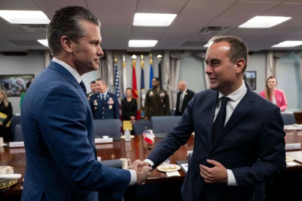 وزير الدفاع الأميركي بحث مع نظيره الفرنسي بزيادة الإنفاق الدفاعي وجهود تحقيق السلام بأوكرانيا