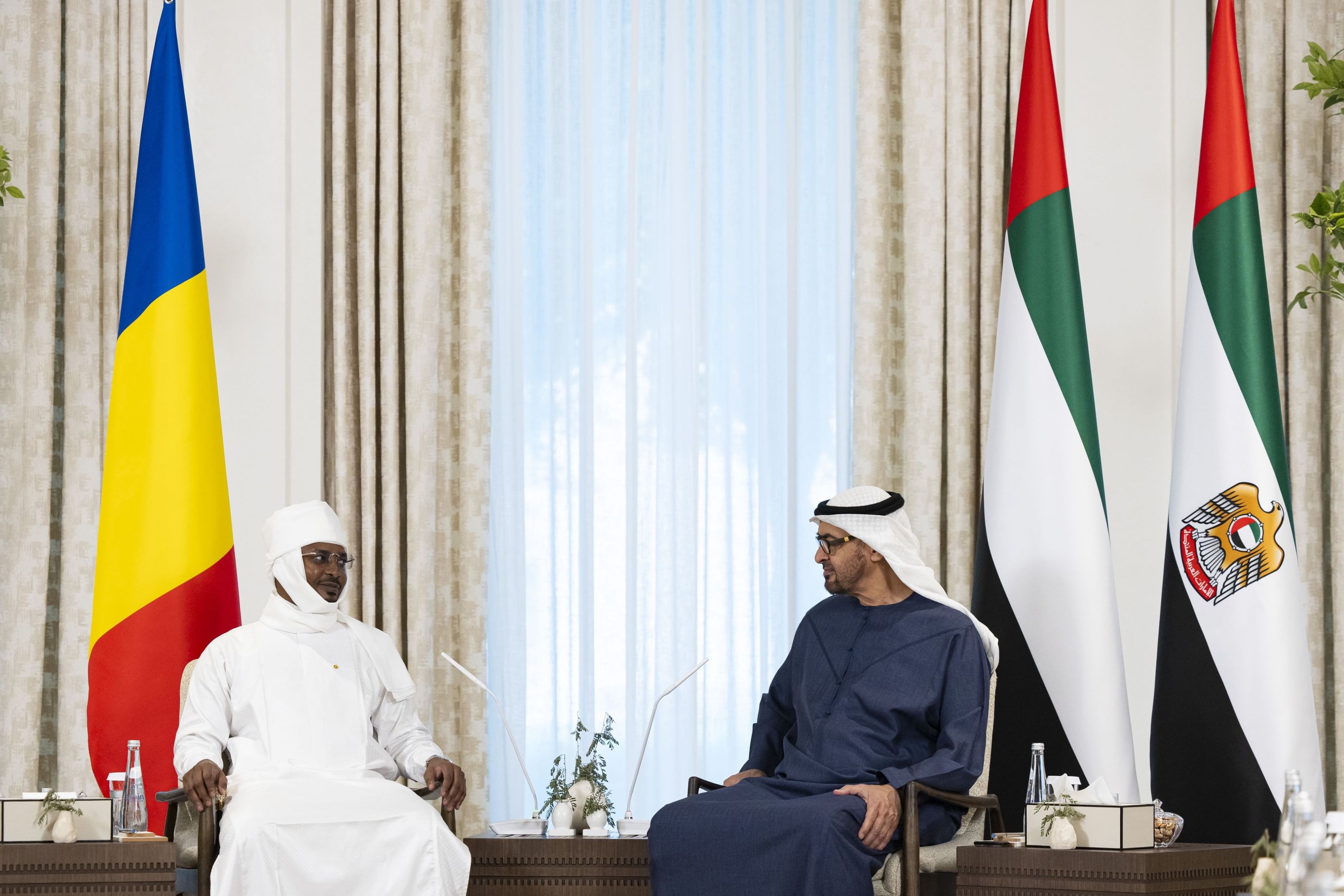 الامارات | رئيس الدولة يبحث مع رئيس تشاد تعزيز العلاقات الثنائية