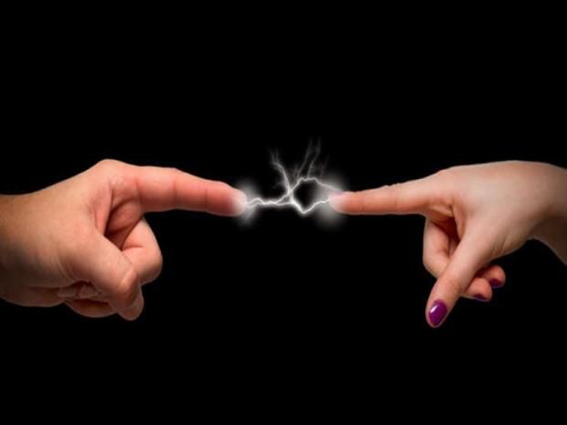 سر الشعور بصعقة كهرباء عند لمس أشخاص أو أسطح معدنية.. هل تمثل خطرا على الصحة؟