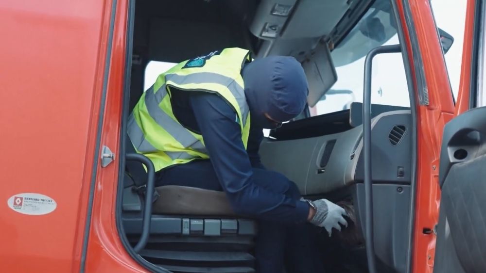 منفذ البطحاء.. إحباط تهريب 11 كيلوجرام من الشبو بإحدى الشاحنات