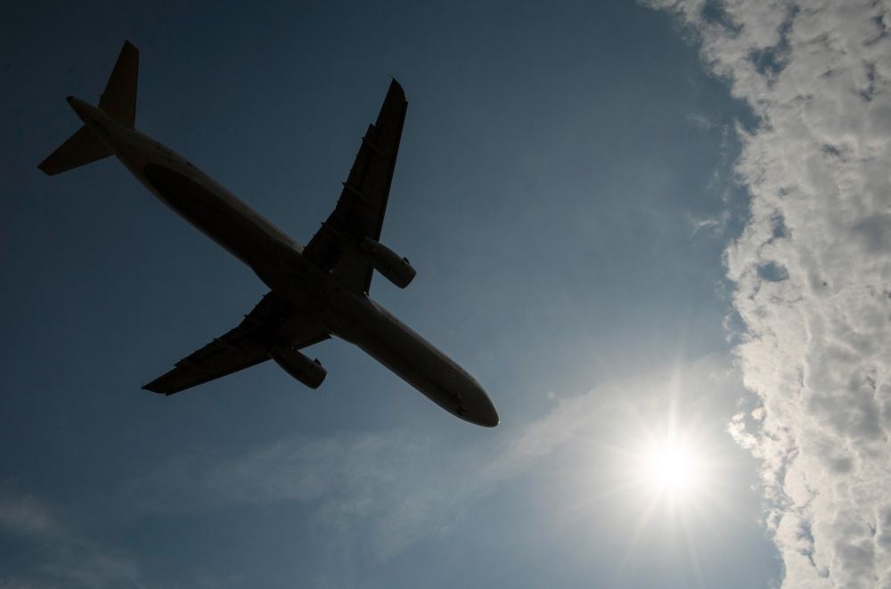 أمريكا.. إجلاء ركاب طائرة بعد عودتها اضطراريا إثر حريق بالمحرك