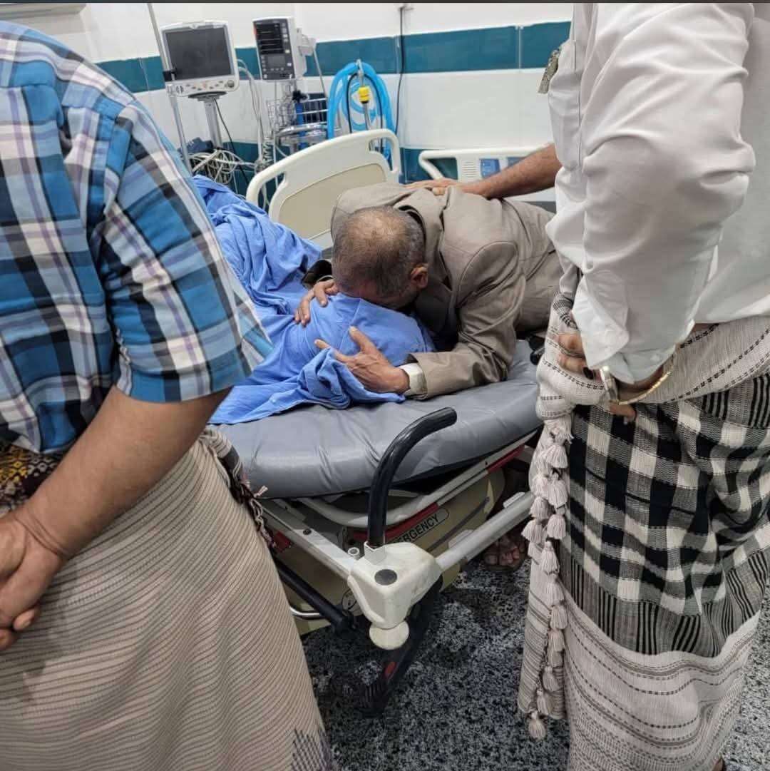 دكتور بارز ينهار بالبكاء عقب وفاة نجله بعدن