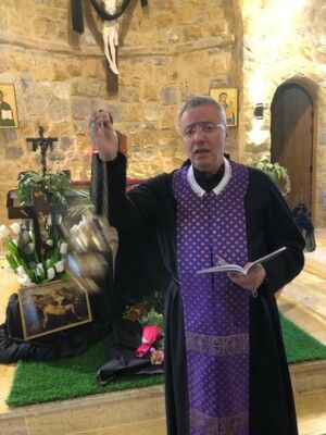 بعقليني ترأس رتبة سجدة الصليب في دير مار الياس- الكنيسة: لخلاص البشريَّة من الحُروب والبُغض