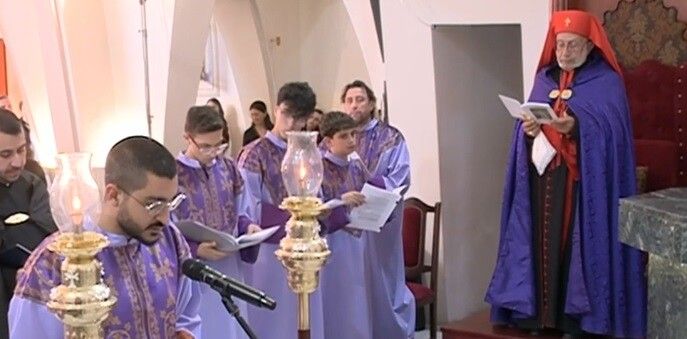 ميناسيان ترأس رتبة دفن المصلوب في كنيسة المخلص في برج حمود: حان الوقت لخدمة وطننا لبنان