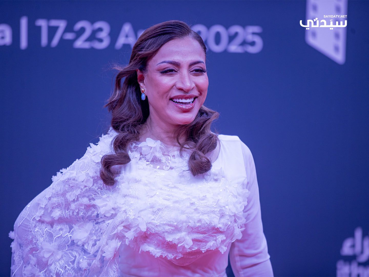 مكياج وشعر النجمات في مهرجان أفلام السعودية 2025.. المكياج السموكي وتسريحة الكعكة يسيطران