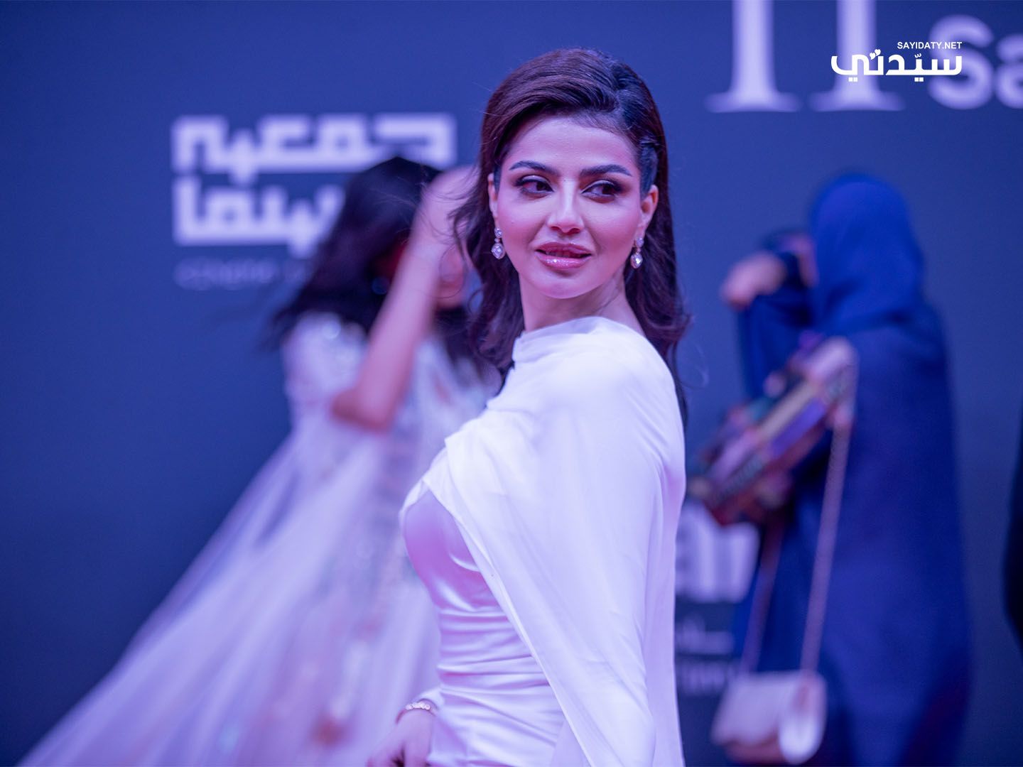 مكياج وشعر النجمات في مهرجان أفلام السعودية 2025.. المكياج السموكي وتسريحة الكعكة يسيطران