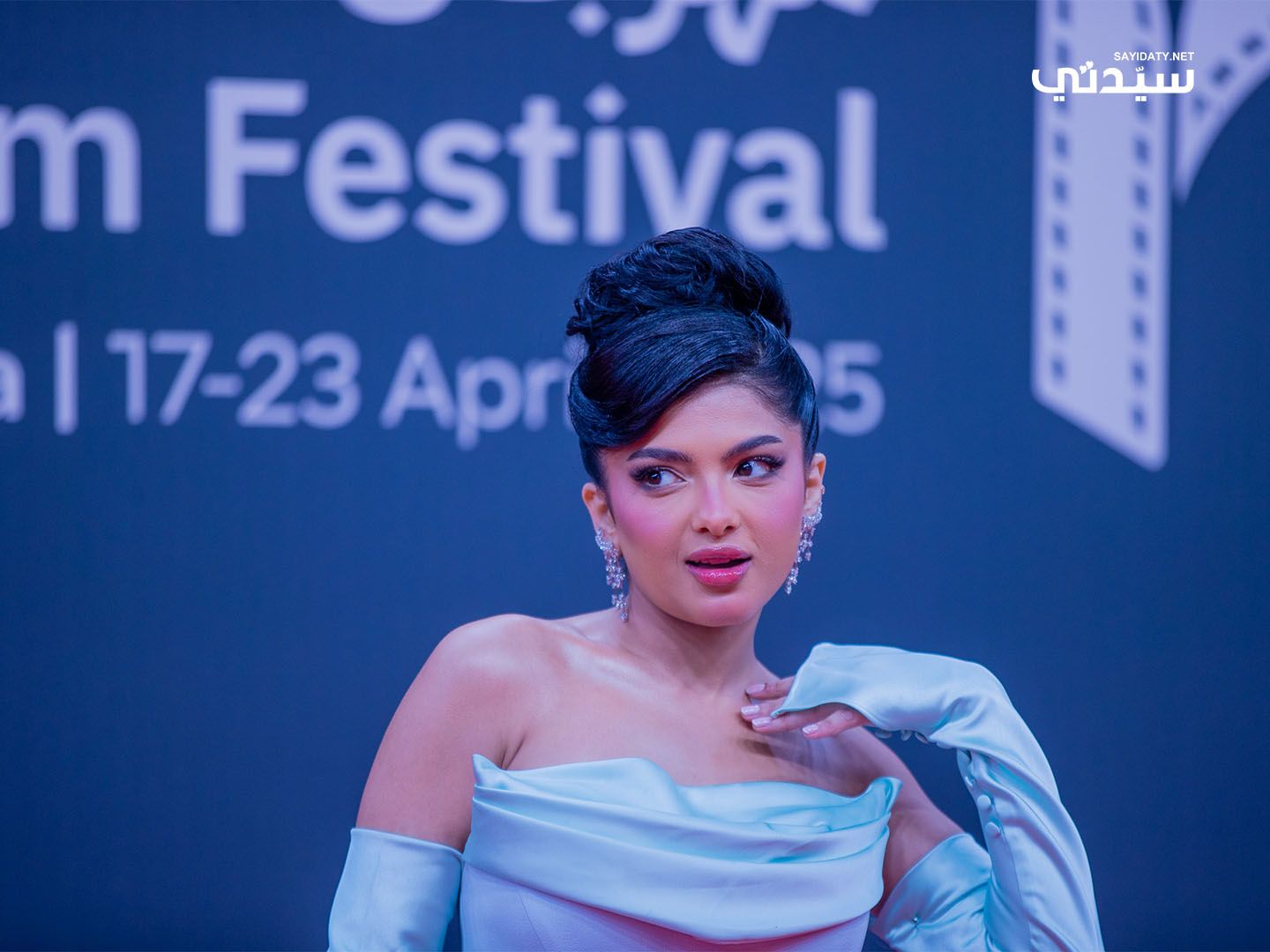 مكياج وشعر النجمات في مهرجان أفلام السعودية 2025.. المكياج السموكي وتسريحة الكعكة يسيطران