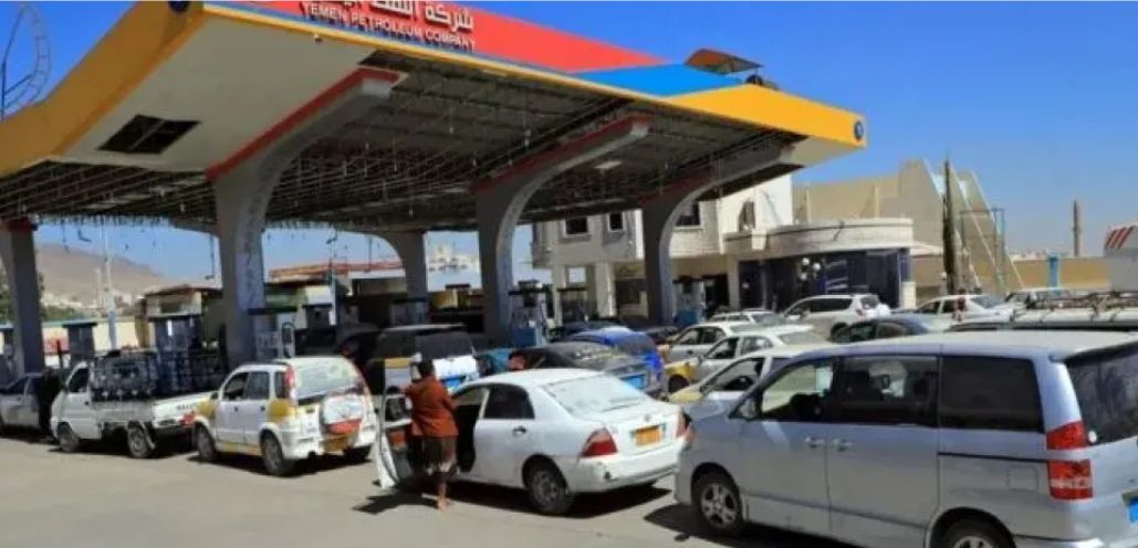 توقعات بأزمة قاسية...توجيهات حوثية مفاجئة لمالكي محطات الوقود في صنعاء