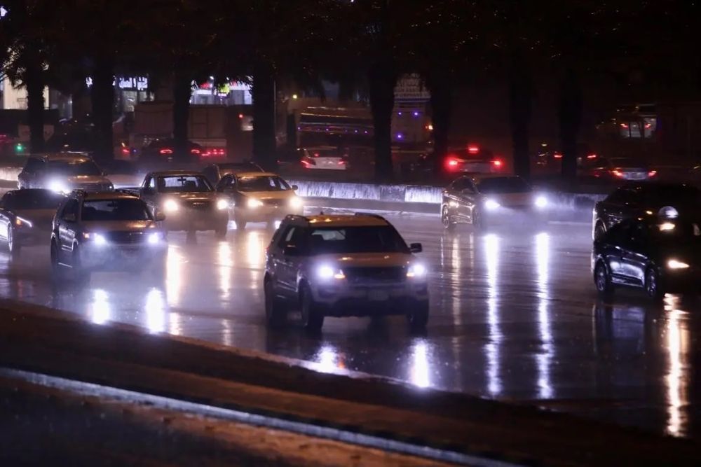 طقس الجمعة.. أمطار رعدية وغبار على أجزاء من 8 مناطق