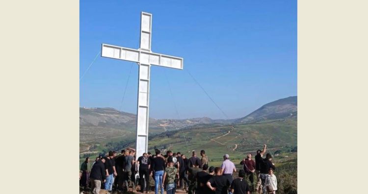 رفع صليب عملاق على تلة في بلدة القليعة بمناسبة الجمعة العظيمة