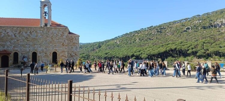 بعقليني ترأس رتبة سجدة الصليب في دير مار الياس- الكنيسة: لخلاص البشريَّة من الحُروب والبُغض