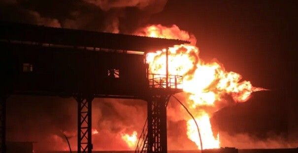 "أ.ب" عن صور أقمار صناعية: دبابات وآليات مدمرة في ميناء رأس عيسى باليمن وتسرب نفط بالبحر الأحمر