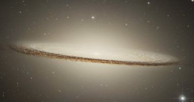 تكنولوجيا: هابل يلتقط صورة لقبعة مجرية بمناسبة عيد ميلاده