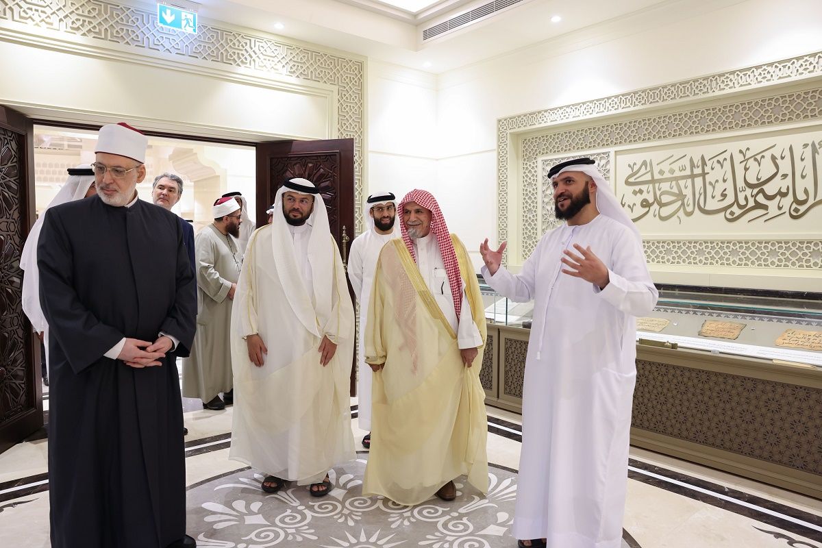 الامارات | إمام وخطيب الحرم المكي يشيد بأدوار مجمع القرآن الكريم بالشارقة
