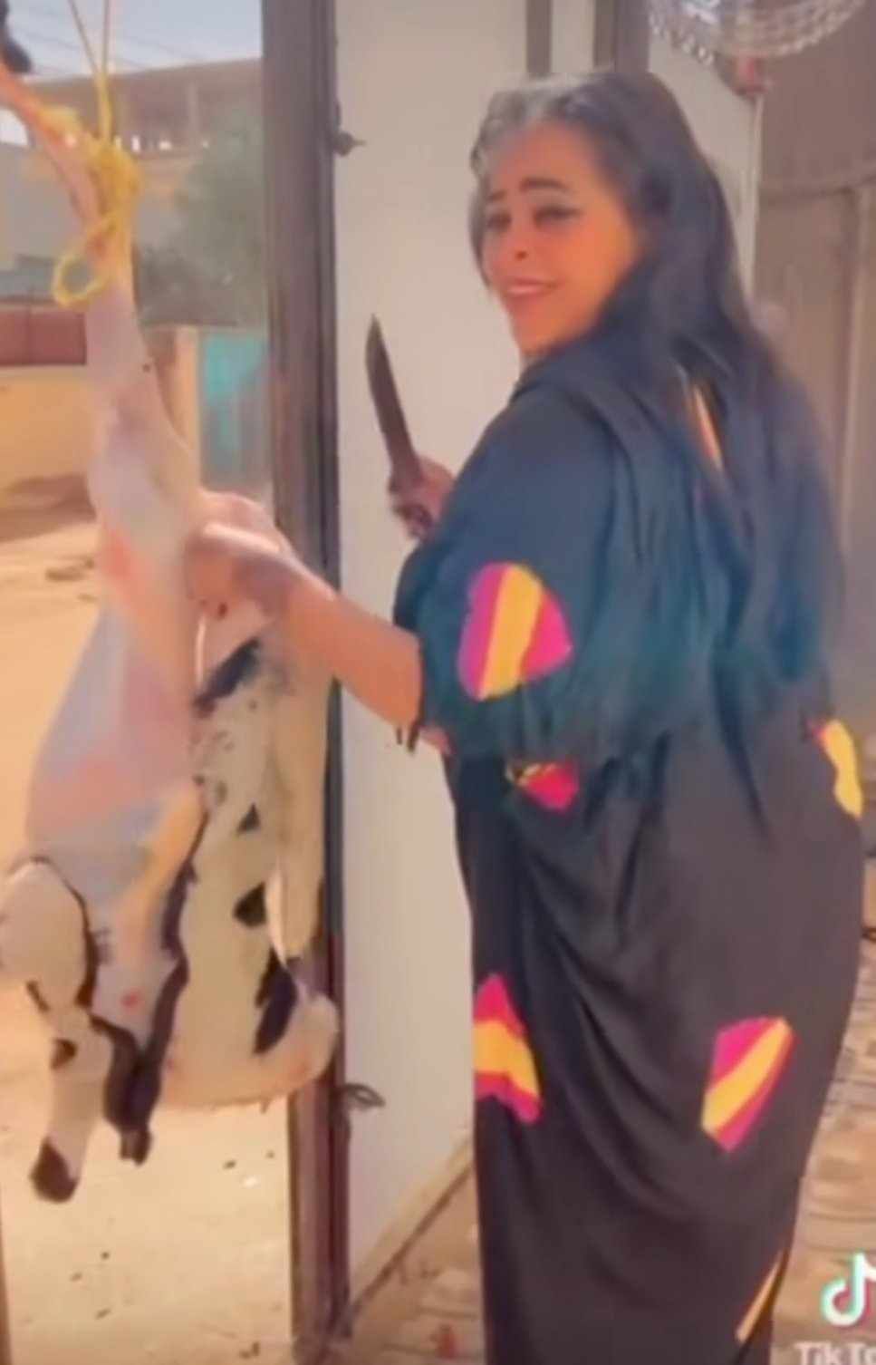 شاهد بالصورة والفيديو.. الفنانة السودانية منال البدري تظهر مهارة فائقة في “سلخ” الخروف وتصيب الجمهور بالدهشة