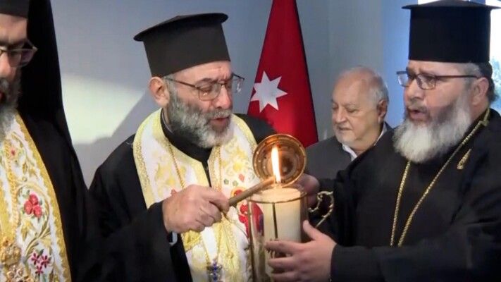 الوفد اللبناني تسلّم شعلة النور المقدّس في مطار ماركا بالأردن ويتوجه إلى لبنان