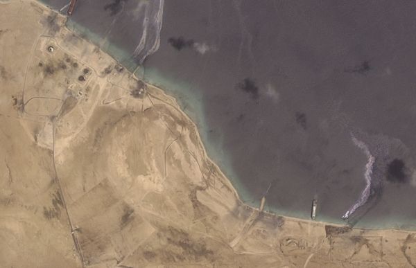 صور أقمار صناعية تكشف تعرض دبابات وآليات للدمار عقب هجوم أمريكي طال ميناء رأس عيسى بالحديدة