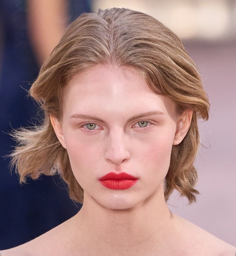 أحمر الشفاه المثالي لصيف 2025.. دليلك لاختيار اللون الأنسب لبشرتك