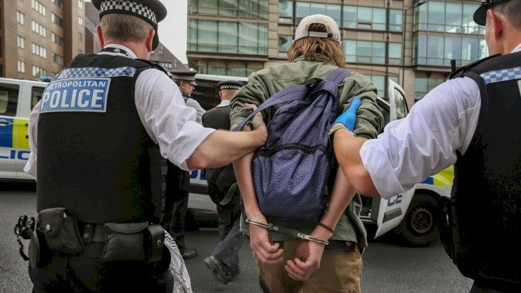 التلغراف: إذا كان انتقاد الهجرة الجماعية قد يؤدي إلى منعك من دخول بريطانيا، فإن حرية التعبير قد ماتت