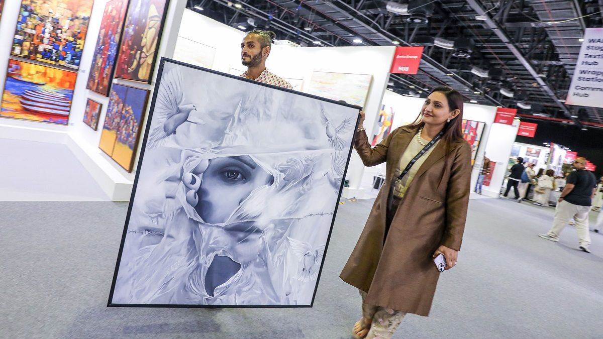 الامارات | الفرصة الأخيرة لزيارة «فنون العالم دبي».. إبداعات بانكسي تجاور 10 آلاف عمل