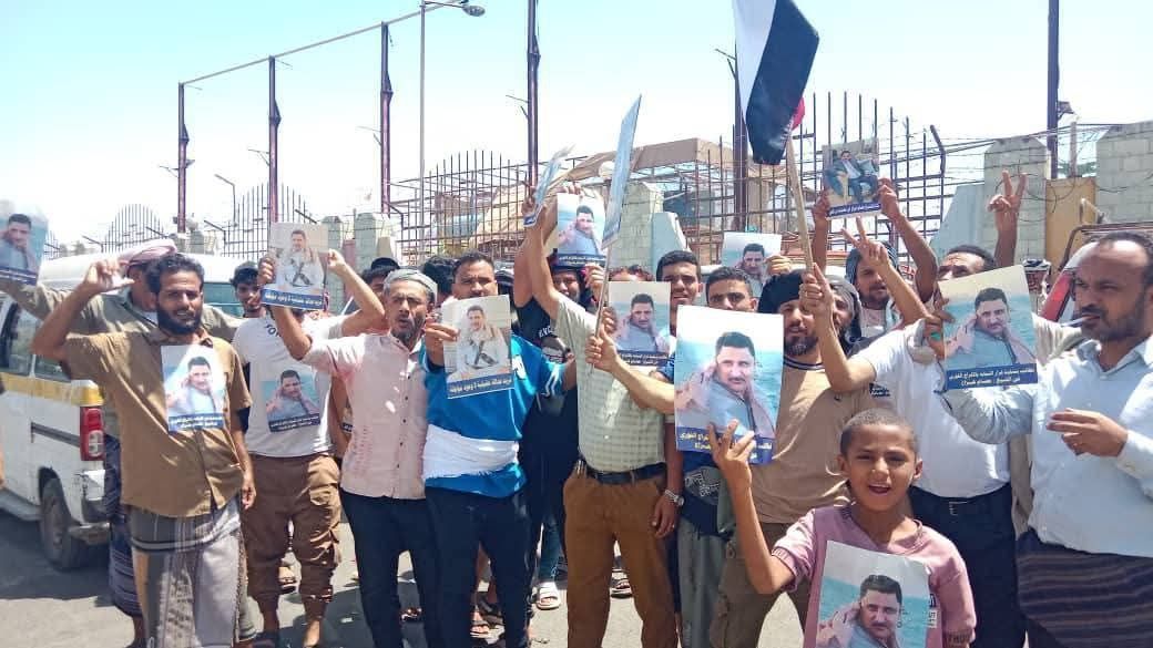 عدن.. قوات الانتقالي تستنفر بالتزامن مع تظاهرة لقبائل الصبيحة تطالب بالإفراج عن الشيخ "عصام هزاع"