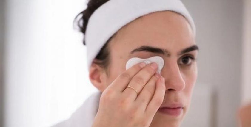 4 وصفات طبيعية لإزالة المكياج للبشرة الحساسة بدون مجهود