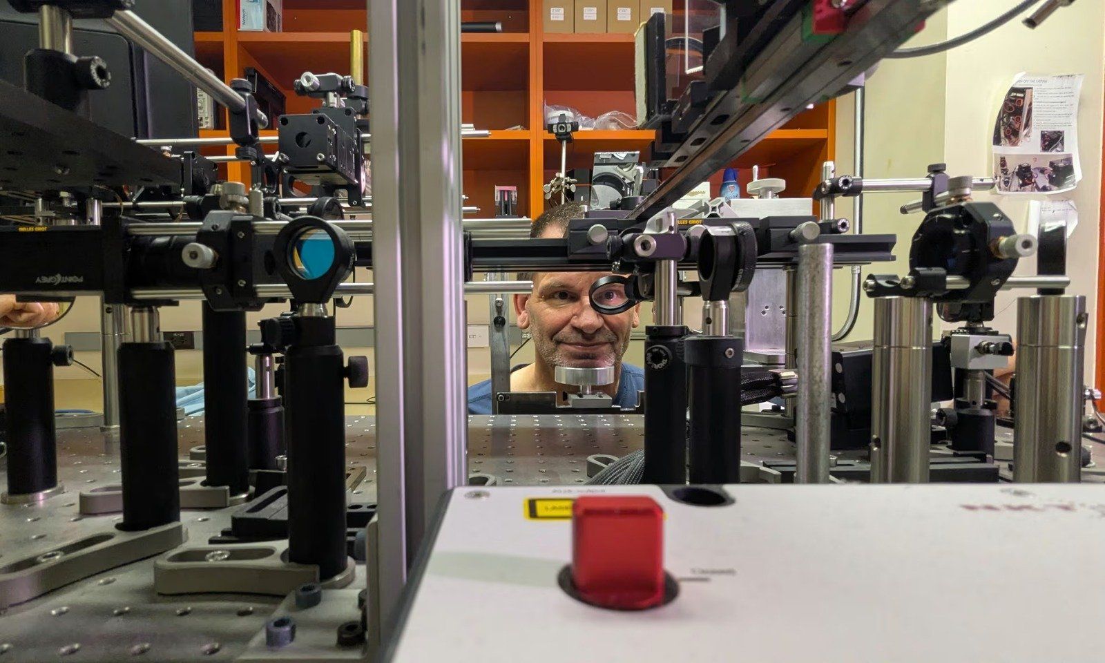 تكنولوجيا: يرى "بالليزر" فقط.. علماء يكتشفون اللون الجديد "OLO"