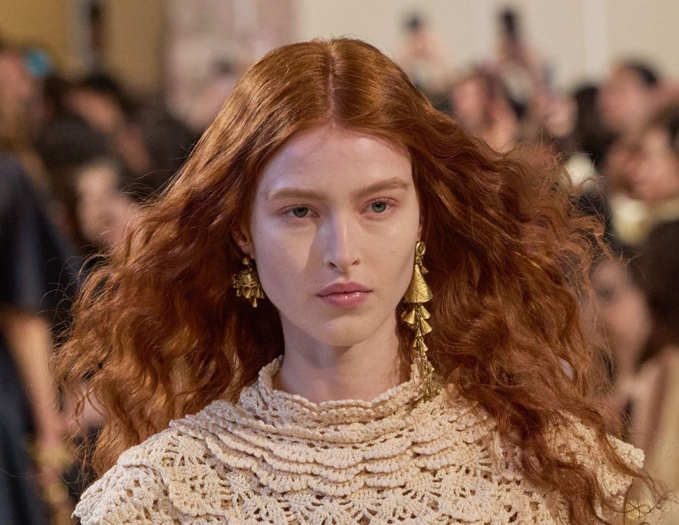 جمال الشعر المموج.. كيف تحصلين على التموجات المثالية بطرق طبيعية وآمنة؟