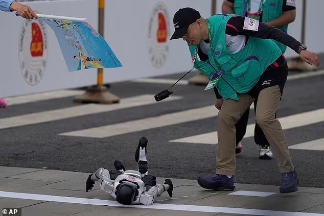 تكنولوجيا: روبوتات تشارك في مارثون بشرى في بكين.. من يفوز في النهاية؟