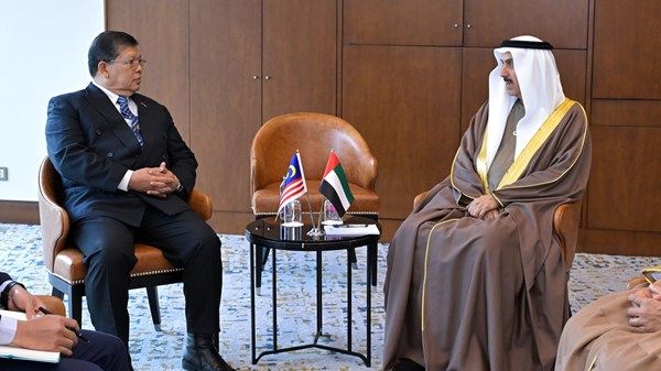 صقر غباش ورئيس مجلس النواب الماليزي يبحثان التعاون البرلماني الثنائي