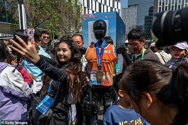 تكنولوجيا: روبوتات تشارك في مارثون بشرى في بكين.. من يفوز في النهاية؟